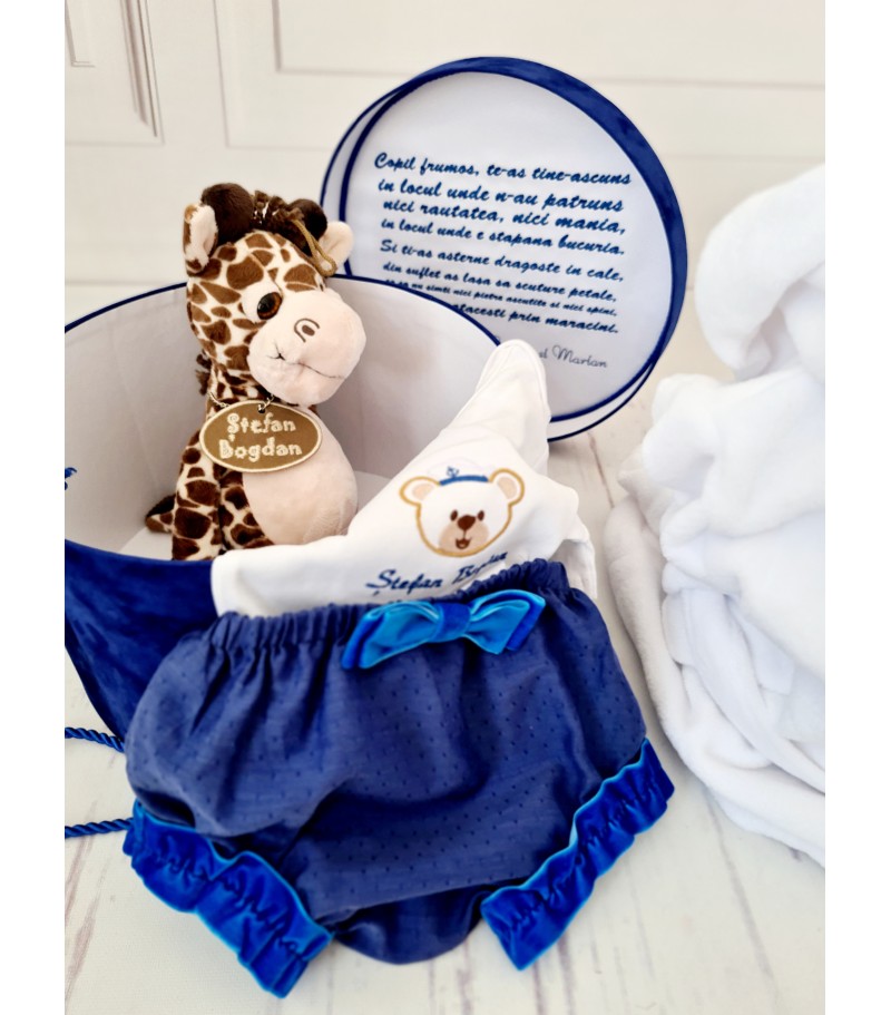 Cadou bebe nou-nascut Halat, body, cutie catifea si pantalonasi 