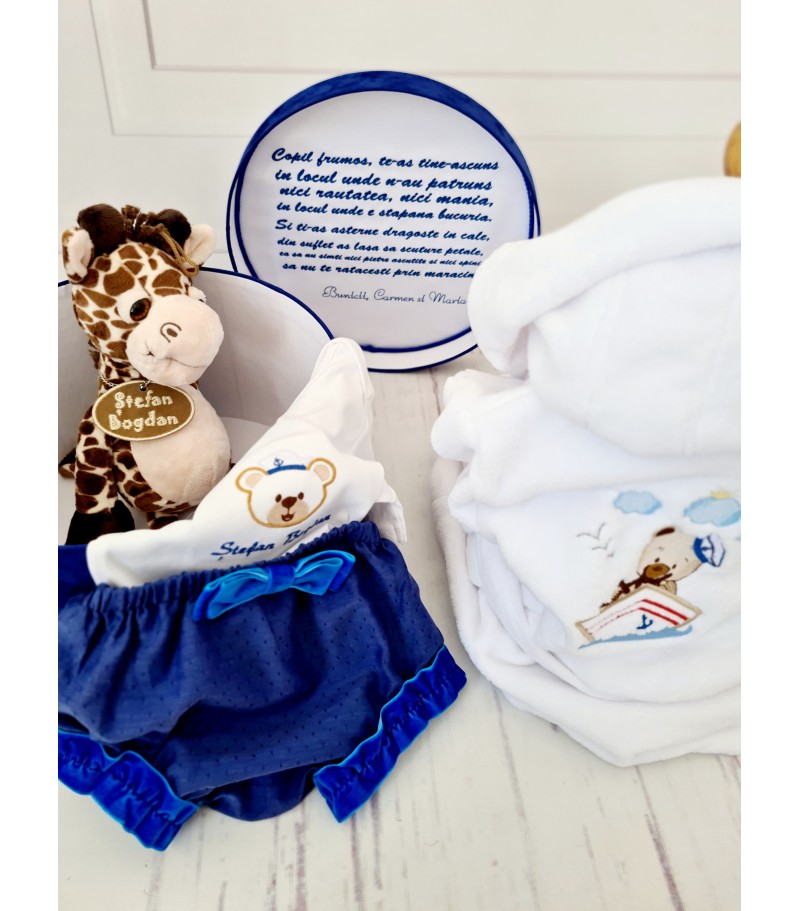 Cadou bebe nou-nascut Halat, body, cutie catifea si pantalonasi 