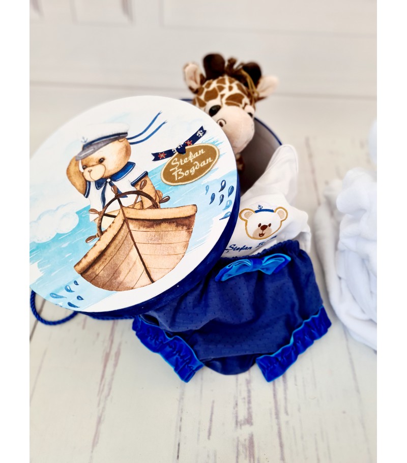 Cadou bebe nou-nascut Halat, body, cutie catifea si pantalonasi 