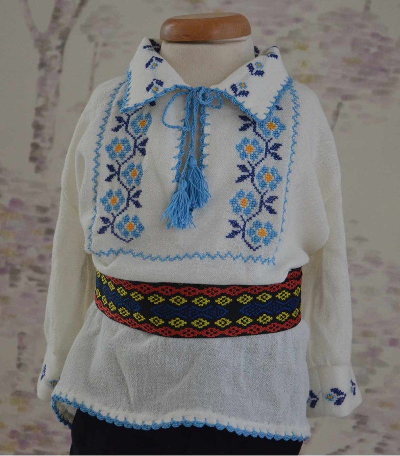 Costumas popular cu vestuta Codrut