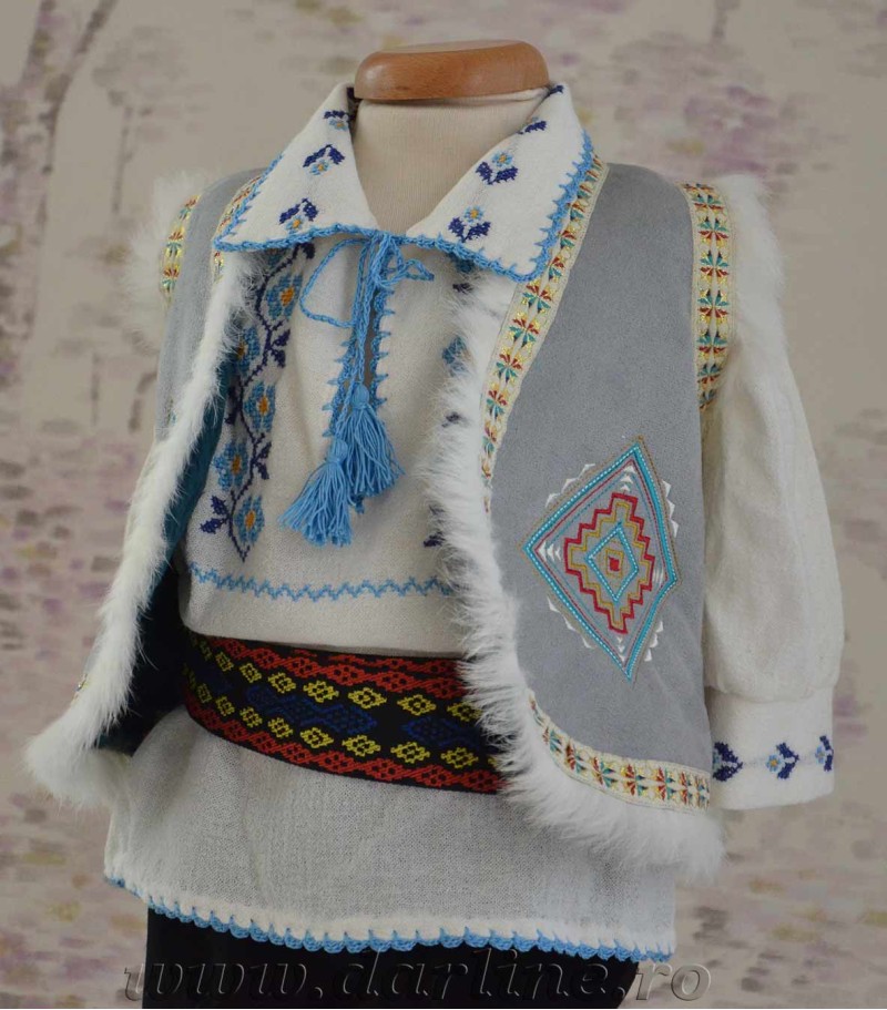 Costumas popular cu vestuta Codrut
