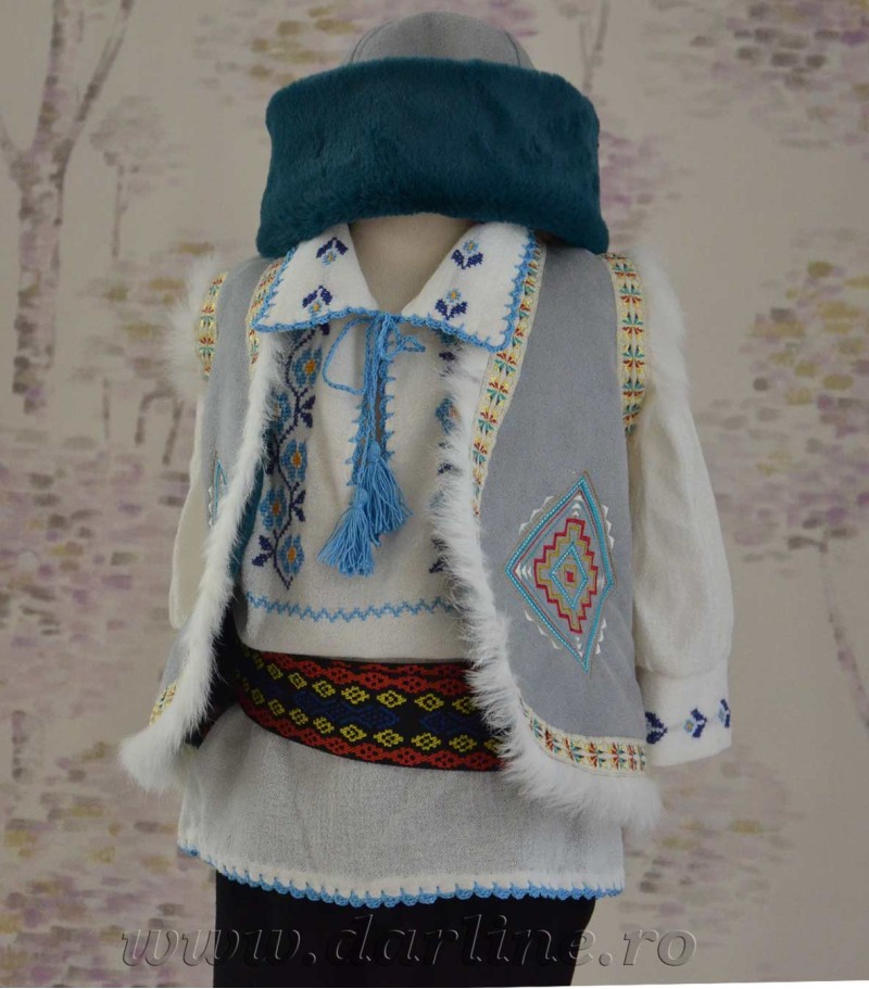 Costumas popular cu vestuta Codrut