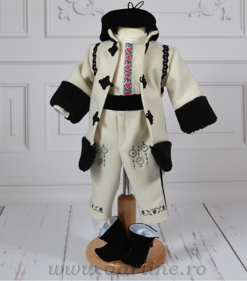 Costum traditional cu palton Pintea