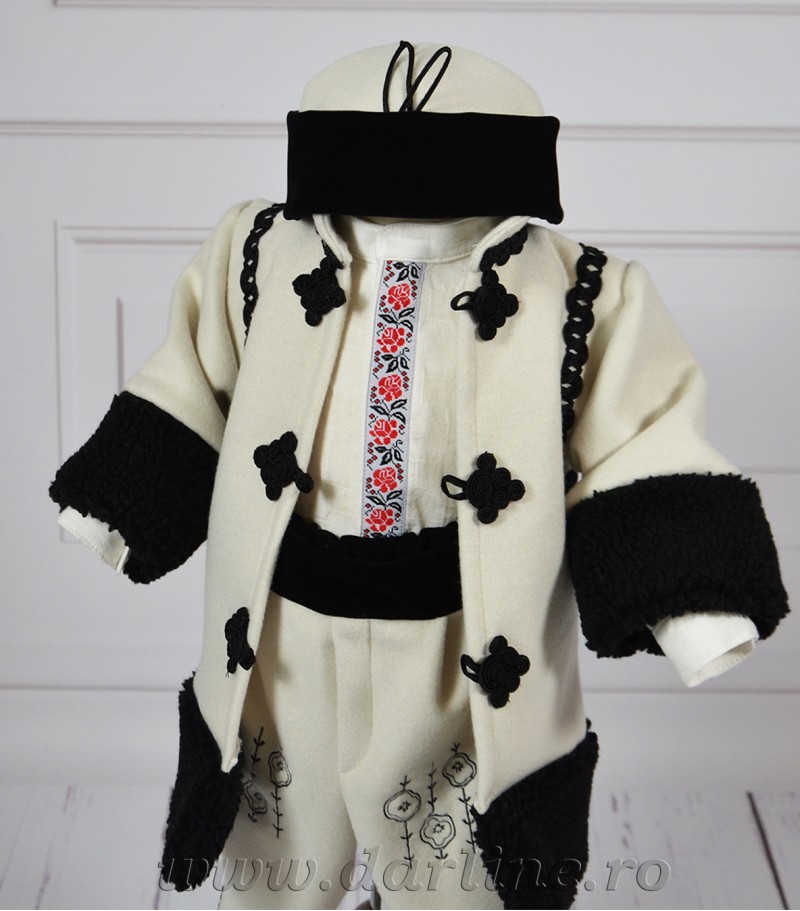 Costum traditional cu palton Pintea