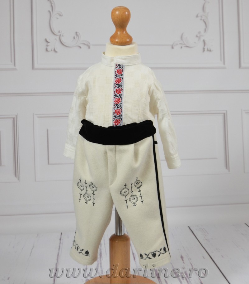 Costum traditional cu palton Pintea