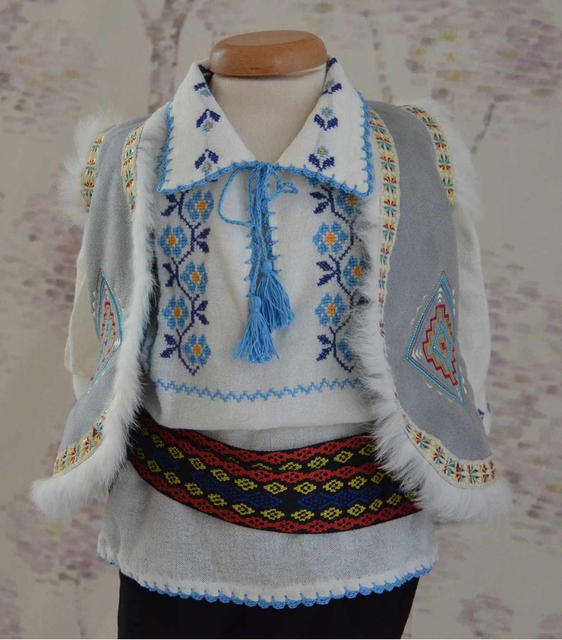 Costumas popular cu vestuta Codrut